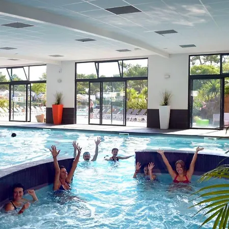 Mobil Confortable Avec Terrasse, 6 Couchages - Api-1-52-1462 *