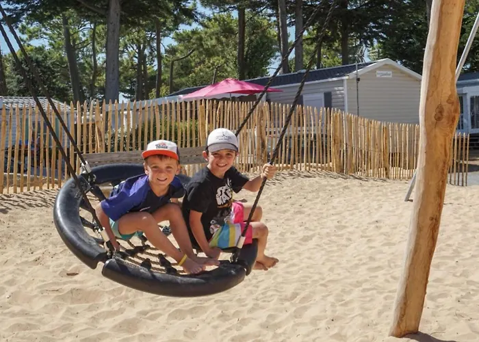 Mobil Confortable Avec Terrasse, 6 Couchages - Api-1-52-1462 * Saint-Jean-de-Monts