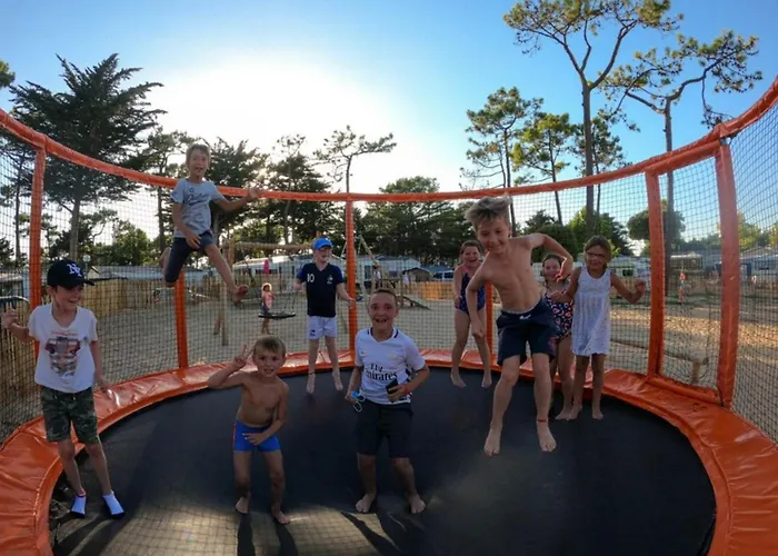 Camping Mobil Confortable Avec Terrasse, 6 Couchages - Api-1-52-1462