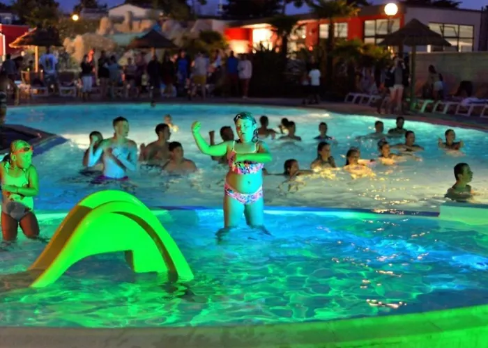 Camping Mobil Confortable Avec Terrasse, 6 Couchages - Api-1-52-1462 *